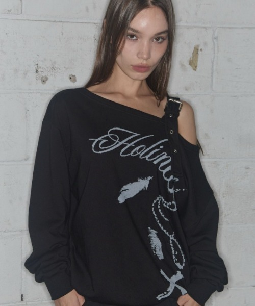 FANCY CLUB(ファンシークラブ)の「【FANCY CLUB】ONE-SHOULDER BUCKLE SWEATSHIRT / 【ファンシークラブ】ワンショルダーバックルスウェットシャツ(スウェット・レディース・ブラック/グレー・ONE SIZE)」の2枚目の写真