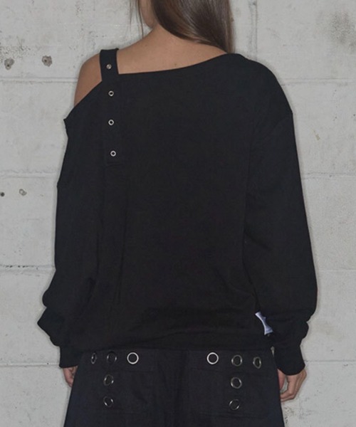 FANCY CLUB(ファンシークラブ)の「【FANCY CLUB】ONE-SHOULDER BUCKLE SWEATSHIRT / 【ファンシークラブ】ワンショルダーバックルスウェットシャツ(スウェット・レディース・ブラック/グレー・ONE SIZE)」の6枚目の写真