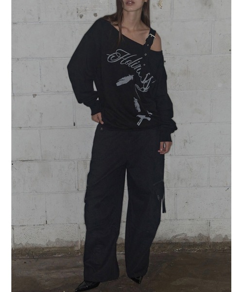 FANCY CLUB(ファンシークラブ)の「【FANCY CLUB】ONE-SHOULDER BUCKLE SWEATSHIRT / 【ファンシークラブ】ワンショルダーバックルスウェットシャツ(スウェット・レディース・ブラック/グレー・ONE SIZE)」の3枚目の写真