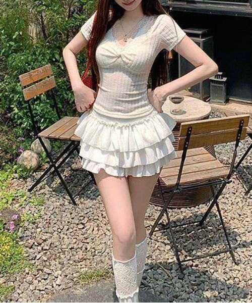 gossip!ロサンゼルス(ゴシップロサンゼルス)の「Y2K フロントツイスト レースレイヤード風 半袖トップス(Tシャツ/カットソー・レディース・ベージュ・M)」の13枚目の写真