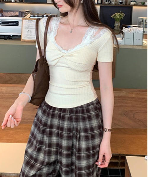gossip!ロサンゼルス(ゴシップロサンゼルス)の「Y2K フロントツイスト レースレイヤード風 半袖トップス(Tシャツ/カットソー・レディース・ベージュ・M)」の7枚目の写真