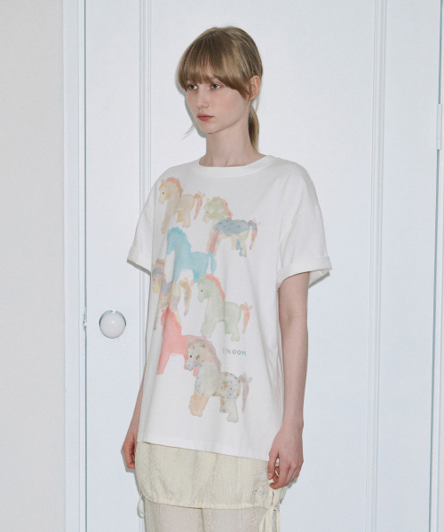 SINOON(シヌーン)の「Tiny Ponies T-Shirt (Ivory)(Tシャツ/カットソー・レディース・アイボリー・FREE)」の2枚目の写真