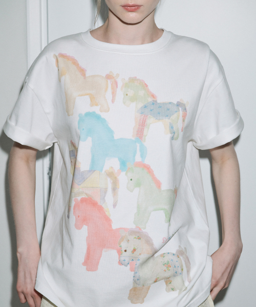 SINOON(シヌーン)の「Tiny Ponies T-Shirt (Ivory)(Tシャツ/カットソー・レディース・アイボリー・FREE)」の3枚目の写真