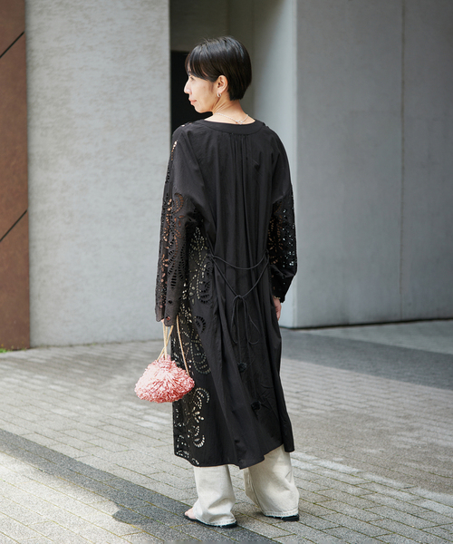 VERMEIL par iena（ヴェルメイユパーイエナ）の「シフリー刺繍ガウン（シャツ/ブラウス・レディース・ホワイト/ブラック・FREE）」の6枚目の写真