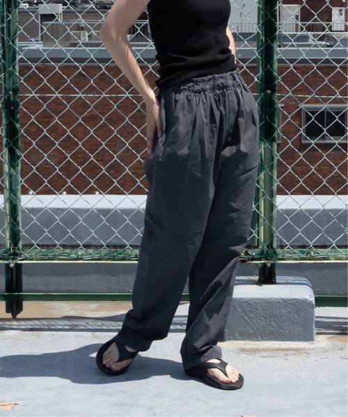UNIVERSAL OVERALL(ユニバーサルオーバーオール)の「UNIVERSAL OVERALL / CHILLPAN TAPERED / ミニヘリンボーンテーパードパンツ(その他パンツ・メンズ・チャコールグレー・L/M/XL)」の1枚目の写真