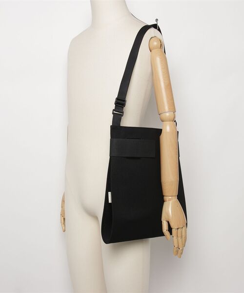 macromauro(マクロマウロ)の「【macromauro】 WRAP BAG SHOULDER CANBAS M(ショルダーバッグ・メンズ・ブラック・MEDIUM)」の11枚目の写真