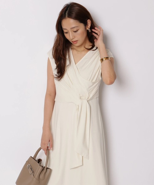 JUSGLITTY(ジャスグリッティー)の「カシュクールカットナローワンピース(ワンピース・レディース・オフホワイト・2/1)」の11枚目の写真