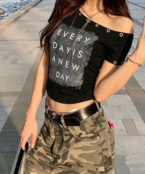 MEMECLE(メメクル)の「【 MEMECLE / メメクル 】アイレットロゴワンショルトップス(Tシャツ/カットソー・レディース・ホワイト/ブラック/ワインレッド/ブラウン/グレー・FREE)」の1枚目の写真
