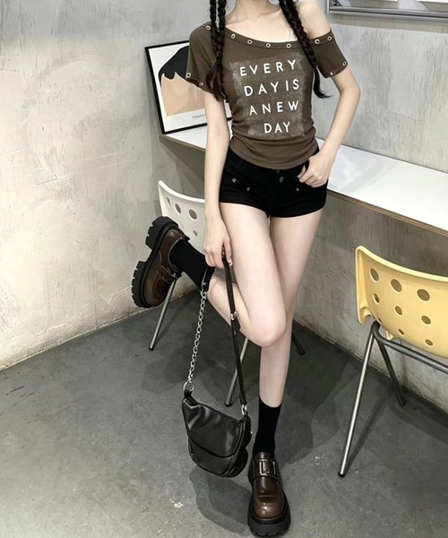 MEMECLE(メメクル)の「【 MEMECLE / メメクル 】アイレットロゴワンショルトップス(Tシャツ/カットソー・レディース・ホワイト/ブラック/ワインレッド/ブラウン/グレー・FREE)」の21枚目の写真