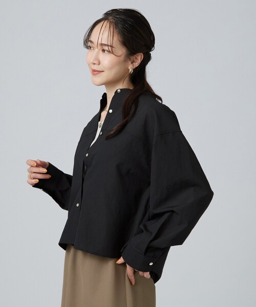 SHOO・LA・RUE(シューラルー)の「【通気性〇/S-LL/洗濯機可】さらりと心地よい。ノーカラーシャツ(シャツ/ブラウス・レディース・アイボリー/ブルー/ブラック・02/04/03/01)」の20枚目の写真
