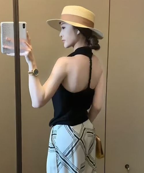 Ritzy(リッツィー)の「ドレープホルターネック・ノースリーブトップス(デザイン紐)(キャミソール・レディース・ブラウン/ブラック・MEDIUM/LARGE)」の4枚目の写真