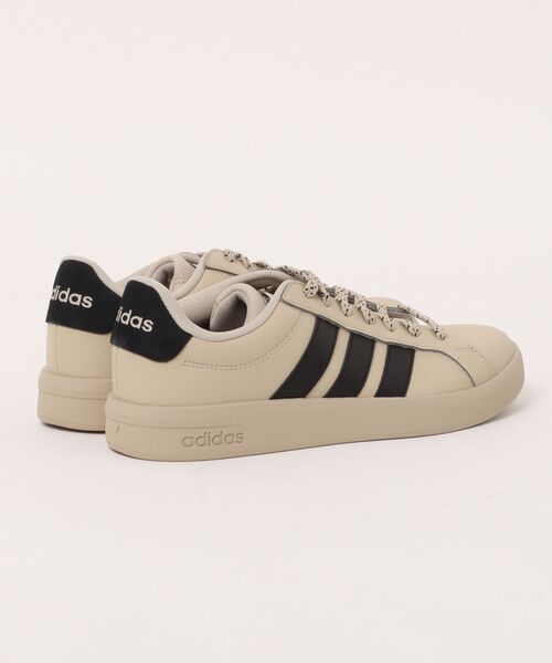 adidas(アディダス)の「《adidas》GRANDCOURTBASE3.0U(スニーカー・メンズ・ブラウン系その他/ホワイト系その他/ホワイト系その他2/ブラウン系その他2・27.5cm/26.0cm/26.5cm/27.0cm/23.0cm/23.5cm/24.0cm/24.5cm/25.0cm/25.5cm/28.0cm/22.5cm)」の5枚目の写真