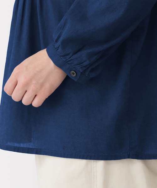 無印良品(ムジルシリョウヒン)の「婦人 綿ピンタック インディゴ染め長袖ブラウス(シャツ/ブラウス・レディース・ネイビー・XL/L/M/S)」の6枚目の写真
