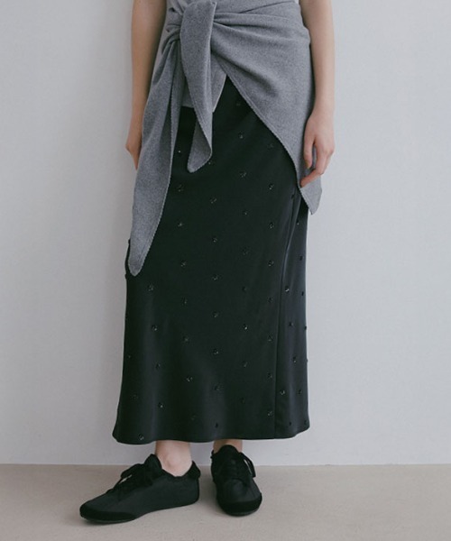 ETRE TOKYO(エトレトウキョウ)の「ビーズモチーフIラインスカート(スカート・レディース・ベージュ/ブラック・M/S)」の1枚目の写真