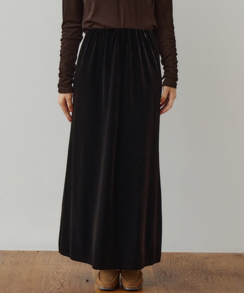 OLUN(オルン)の「I-line velvet skirt/Iラインベロアスカート(スカート・レディース・ブラック/ベージュ/ブラウン・X-SMALL/SMALL/FREE)」の2枚目の写真
