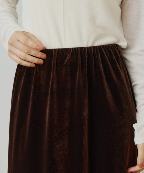 OLUN(オルン)の「I-line velvet skirt/Iラインベロアスカート(スカート・レディース・ブラック/ベージュ/ブラウン・X-SMALL/SMALL/FREE)」の15枚目の写真