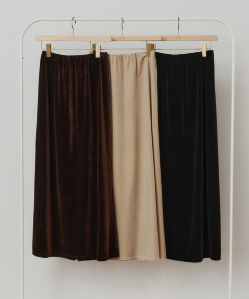 OLUN(オルン)の「I-line velvet skirt/Iラインベロアスカート(スカート・レディース・ブラック/ベージュ/ブラウン・X-SMALL/SMALL/FREE)」の4枚目の写真