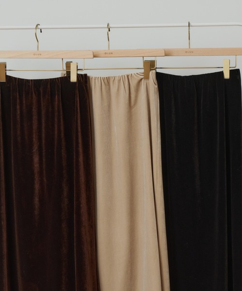 OLUN(オルン)の「I-line velvet skirt/Iラインベロアスカート(スカート・レディース・ブラック/ベージュ/ブラウン・X-SMALL/SMALL/FREE)」の5枚目の写真
