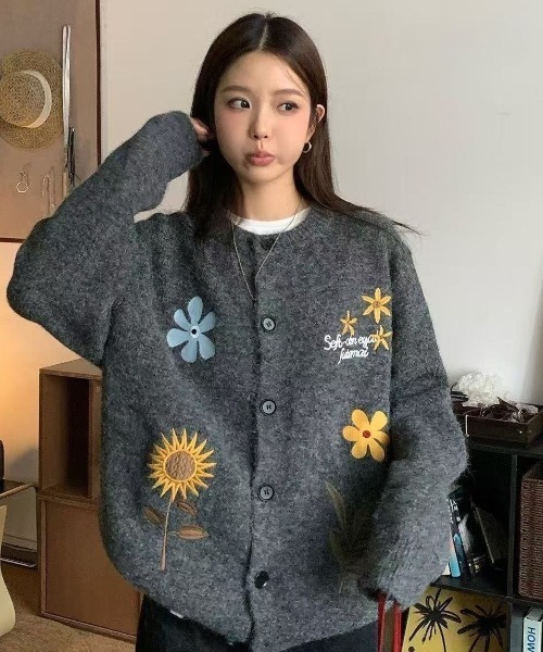 AVYL(アヴィル)の「フラワーワッペン刺繍モヘアライクカーディガン(カーディガン/ボレロ・レディース・ブルー/グレー/アイボリー・M)」の3枚目の写真