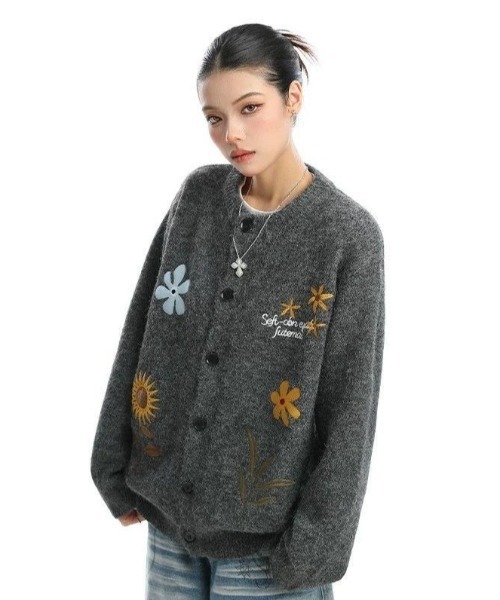 AVYL(アヴィル)の「フラワーワッペン刺繍モヘアライクカーディガン(カーディガン/ボレロ・レディース・ブルー/グレー/アイボリー・M)」の7枚目の写真
