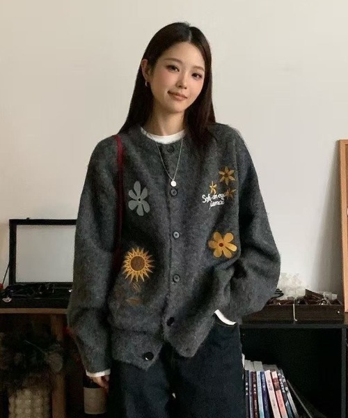 AVYL(アヴィル)の「フラワーワッペン刺繍モヘアライクカーディガン(カーディガン/ボレロ・レディース・ブルー/グレー/アイボリー・M)」の5枚目の写真