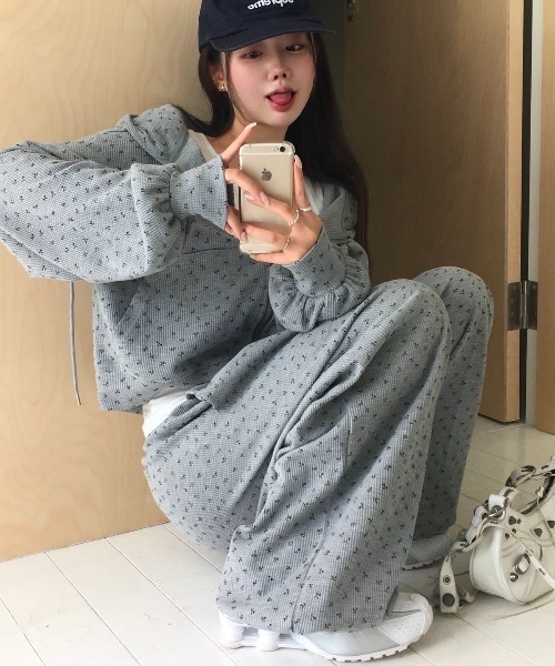 Aelina(エリナ)の「【セットアップ】ワッフルプリントパーカー&ウエストゴムワイドパンツ(セットアップ・レディース・グレー/ベージュ・FREE)」の6枚目の写真