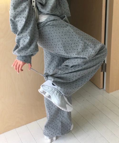 Aelina(エリナ)の「【セットアップ】ワッフルプリントパーカー&ウエストゴムワイドパンツ(セットアップ・レディース・グレー/ベージュ・FREE)」の4枚目の写真