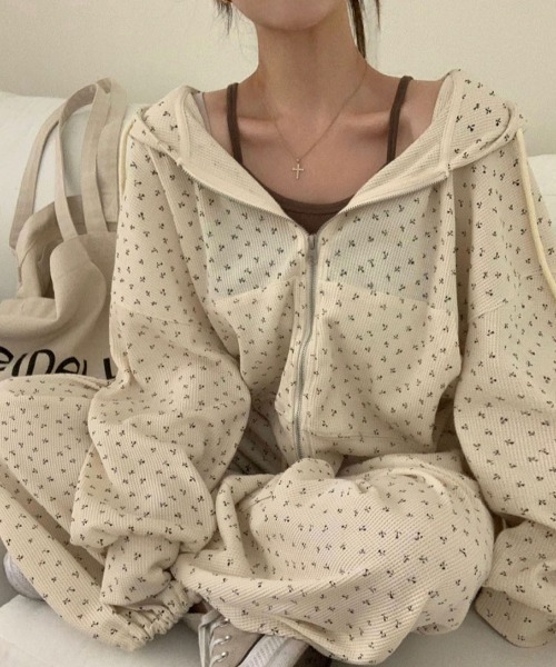 Aelina(エリナ)の「【セットアップ】ワッフルプリントパーカー&ウエストゴムワイドパンツ(セットアップ・レディース・グレー/ベージュ・FREE)」の8枚目の写真