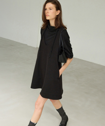 LEVAR（レバー）の「Stitch V-Neck Mini Dress - Black（ワンピース）」