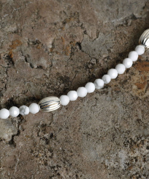 Magine（マージン）の「Magine×idealismsound 2mm STONE BEADS ANKLET:2ｍｍストーンビーズ アンクレット（アンクレット・メンズ・ターコイズブルー/ホワイト/レッド/ブラック・FREE）」の13枚目の写真