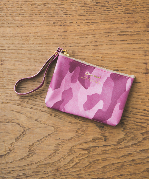 Daily russet(デイリー ラシット)の「迷彩紐付きポーチ(ポーチ・レディース・カーキ/ベージュ/ピンク/ブラウン/グレー・FREE)」の1枚目の写真