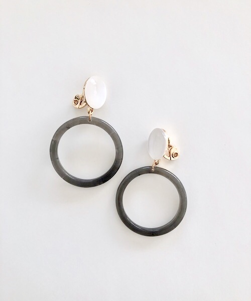 TIMELESS&THREE(タイムレスアンドスリー)の「デザインマーブルイヤリング(イヤリング・レディース・A/B/C/D/E/F/G/H/I/J/Q/M/U/R/O/P/N/K/S/L/T/W/X/Y/その他1/V/Z/その他2/その他3/その他4/その他6/その他5・FREE)」の3枚目の写真