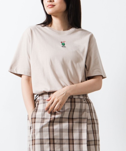 WEGO（ウィゴー）の「WEGO/クリームソーダワンポイントTシャツ（Tシャツ/カットソー・レディース・ホワイト/ベージュ・SMALL/MEDIUM/LARGE）」の2枚目の写真