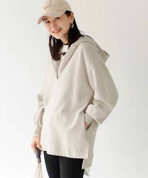 coca(coca)(コカ)の「ピグメント深Vネックパーカー(パーカー・レディース・アイボリー/ブラック・ONE SIZE)」の2枚目の写真
