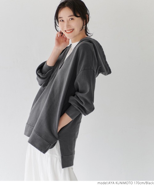 coca(coca)(コカ)の「ピグメント深Vネックパーカー(パーカー・レディース・アイボリー/ブラック・ONE SIZE)」の8枚目の写真