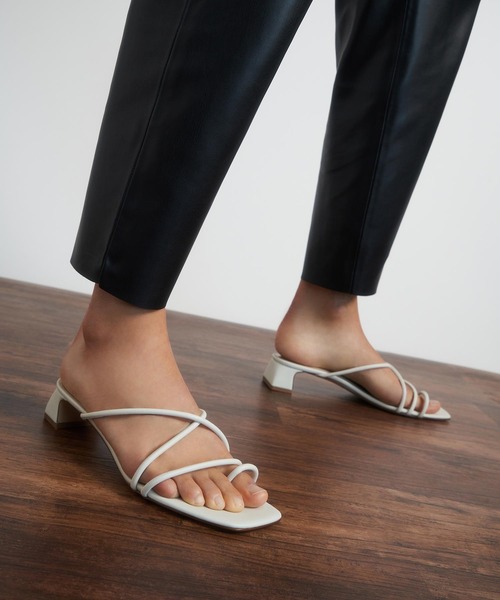 CHARLES & KEITH(チャールズ & キース)の「ストラッピートゥリング サンダル / Strappy Toe Ring Sandals(サンダル・レディース・ホワイト/ブラック/セージグリーン・22.5cm/23cm/23.5cm/24.5cm/25cm/25.5cm)」の2枚目の写真