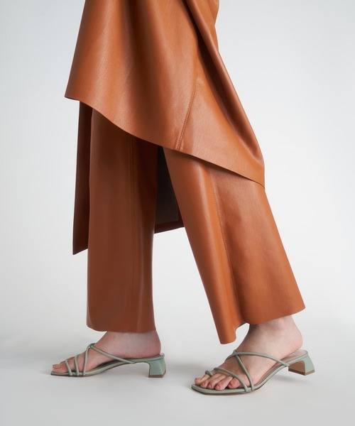 CHARLES & KEITH(チャールズ & キース)の「ストラッピートゥリング サンダル / Strappy Toe Ring Sandals(サンダル・レディース・ホワイト/ブラック/セージグリーン・22.5cm/23cm/23.5cm/24.5cm/25cm/25.5cm)」の1枚目の写真