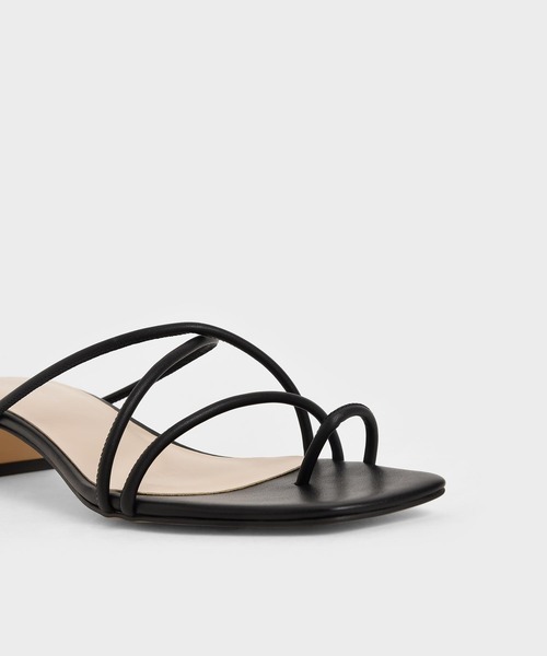 CHARLES & KEITH(チャールズ & キース)の「ストラッピートゥリング サンダル / Strappy Toe Ring Sandals(サンダル・レディース・ホワイト/ブラック/セージグリーン・22.5cm/23cm/23.5cm/24.5cm/25cm/25.5cm)」の8枚目の写真