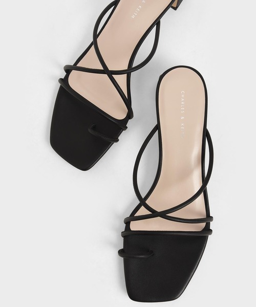 CHARLES & KEITH(チャールズ & キース)の「ストラッピートゥリング サンダル / Strappy Toe Ring Sandals(サンダル・レディース・ホワイト/ブラック/セージグリーン・22.5cm/23cm/23.5cm/24.5cm/25cm/25.5cm)」の9枚目の写真