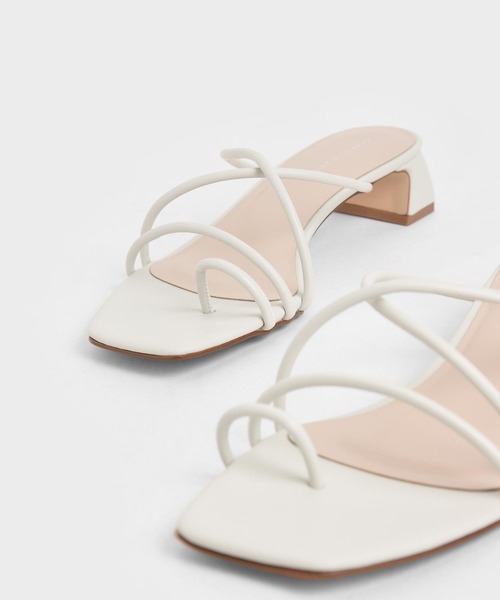 CHARLES & KEITH(チャールズ & キース)の「ストラッピートゥリング サンダル / Strappy Toe Ring Sandals(サンダル・レディース・ホワイト/ブラック/セージグリーン・22.5cm/23cm/23.5cm/24.5cm/25cm/25.5cm)」の12枚目の写真
