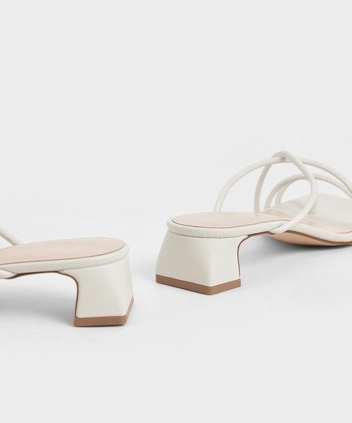 CHARLES & KEITH(チャールズ & キース)の「ストラッピートゥリング サンダル / Strappy Toe Ring Sandals(サンダル・レディース・ホワイト/ブラック/セージグリーン・22.5cm/23cm/23.5cm/24.5cm/25cm/25.5cm)」の14枚目の写真