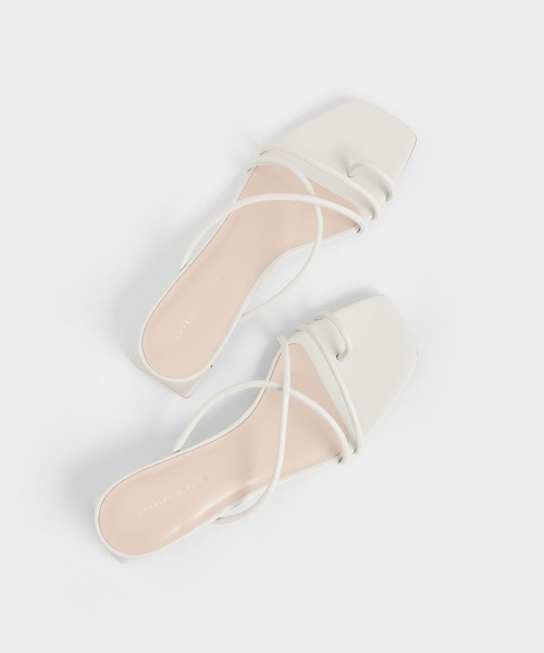CHARLES & KEITH(チャールズ & キース)の「ストラッピートゥリング サンダル / Strappy Toe Ring Sandals(サンダル・レディース・ホワイト/ブラック/セージグリーン・22.5cm/23cm/23.5cm/24.5cm/25cm/25.5cm)」の15枚目の写真