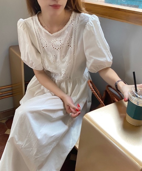 ABITOKYO（アビトーキョー）の「フロント刺繍レースショルダーワンピース（ワンピース・レディース・ホワイト/ブラック・FREE）」の3枚目の写真