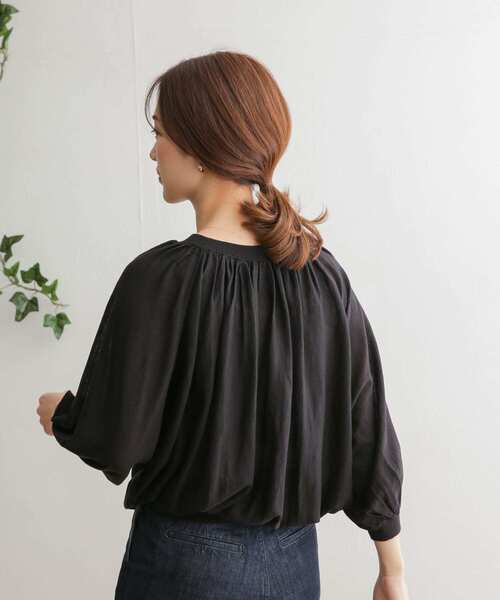 URBAN RESEARCH DOORS（アーバンリサーチドアーズ）の「ハイツイストコットンギャザーニット（ニット/セーター・レディース・ブラック/アイボリー/モカ・ONE）」の17枚目の写真