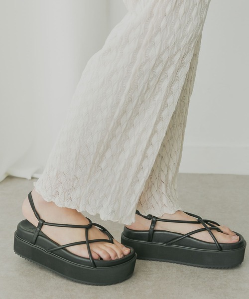 KBF+（ケービーエフプラス）の「KBF+　プラットフォームサンダル（サンダル・レディース・ホワイト/ブラック・38/37）」の2枚目の写真