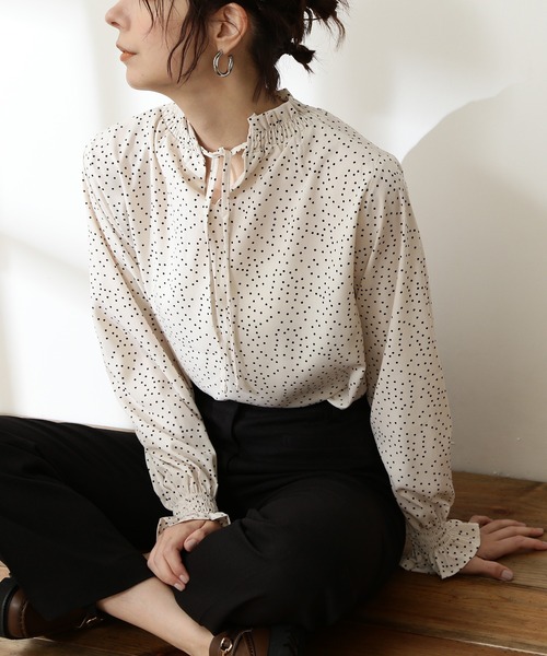 N.（N. Natural Beauty Basic）（エヌエヌナチュラルビューティーベーシック）の「前後２ＷＡＹシャーリングハイネックブラウス（シャツ/ブラウス・レディース・ブルー/モカ/ブラック系その他/ホワイト系その他/ブラック・MEDIUM）」の2枚目の写真