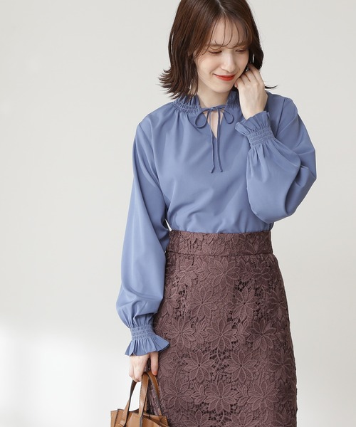 N.（N. Natural Beauty Basic）（エヌエヌナチュラルビューティーベーシック）の「前後２ＷＡＹシャーリングハイネックブラウス（シャツ/ブラウス・レディース・ブルー/モカ/ブラック系その他/ホワイト系その他/ブラック・MEDIUM）」の5枚目の写真