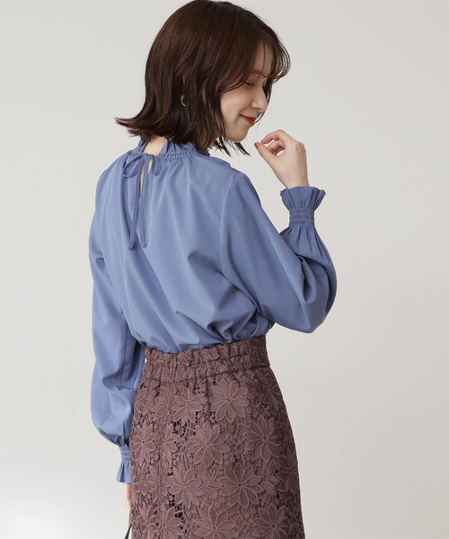 N.（N. Natural Beauty Basic）（エヌエヌナチュラルビューティーベーシック）の「前後２ＷＡＹシャーリングハイネックブラウス（シャツ/ブラウス・レディース・ブルー/モカ/ブラック系その他/ホワイト系その他/ブラック・MEDIUM）」の16枚目の写真