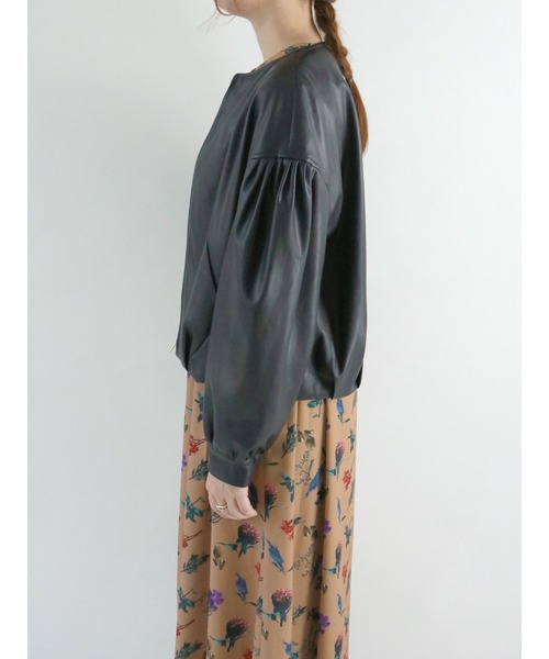 Te chichi(テチチ)の「フェイクレザーボリュームスリーブブルゾン(ブルゾン・レディース・ブラック/ベージュ・フリ-)」の8枚目の写真