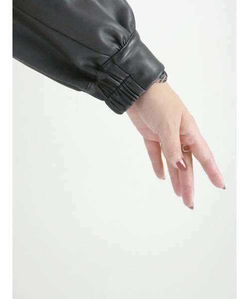 Te chichi(テチチ)の「フェイクレザーボリュームスリーブブルゾン(ブルゾン・レディース・ブラック/ベージュ・フリ-)」の13枚目の写真